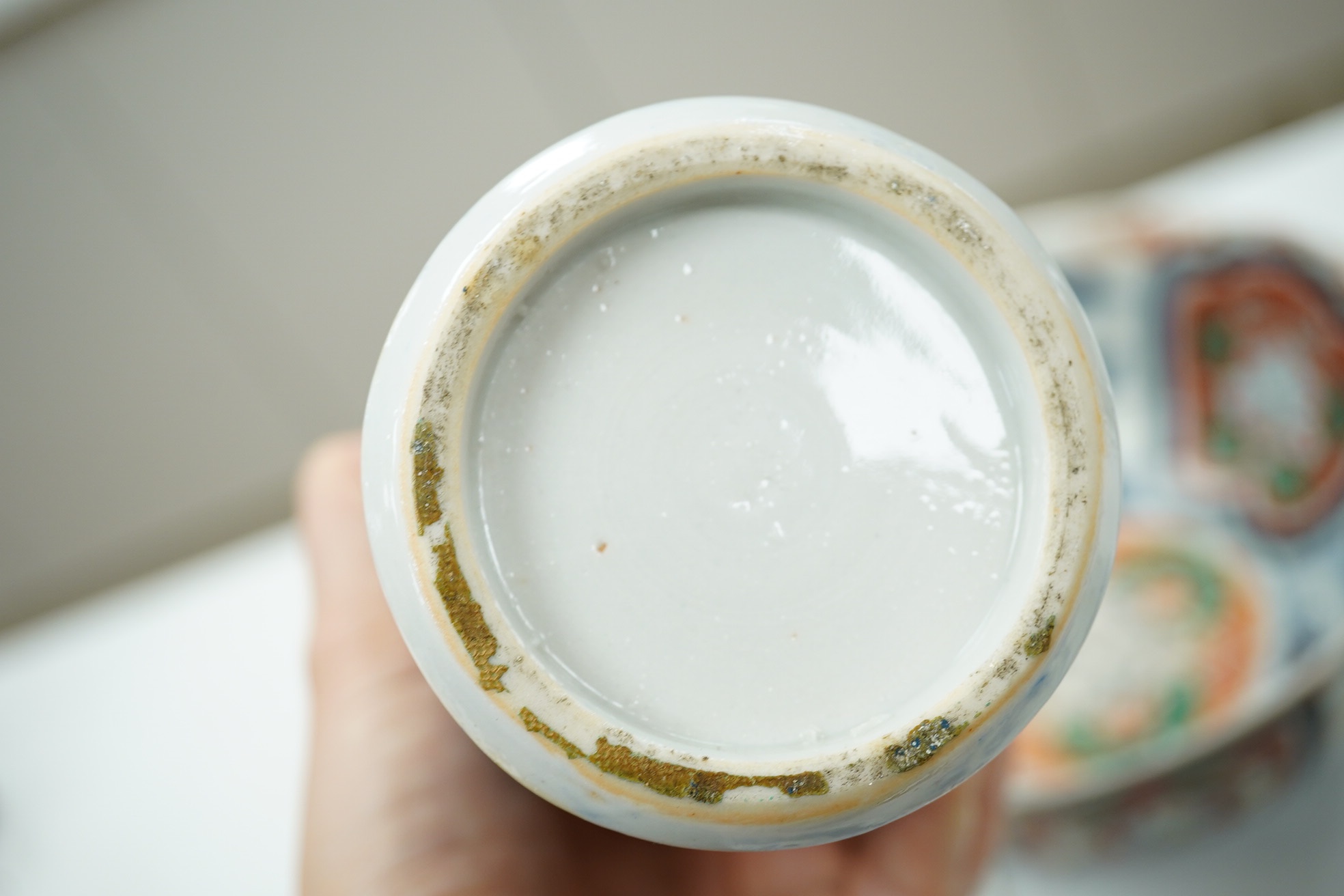 A pair of Chinese porcelain blue and white dishes, Kangxi, a pair of cylindrical vases and an Imari bowl (6). Condition - fair